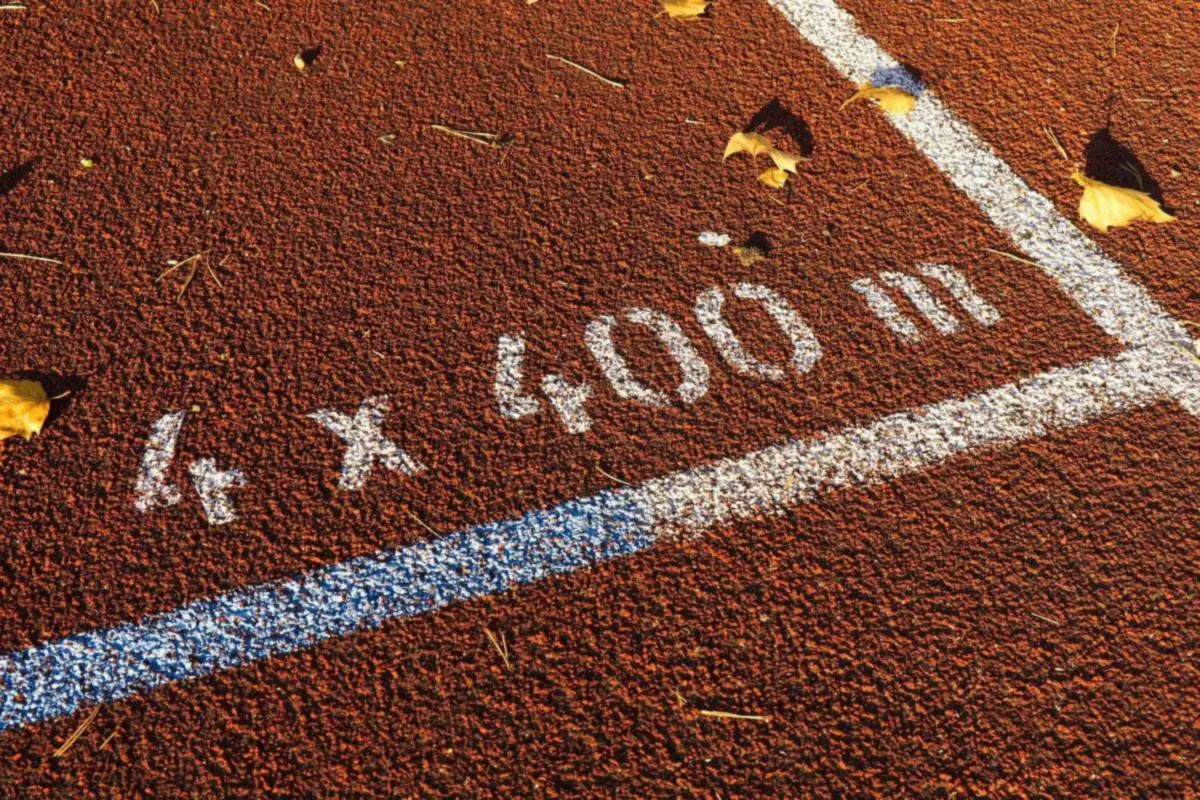 Laufbahn mit der Markierung „4 × 400 m“ und Herbstlaub