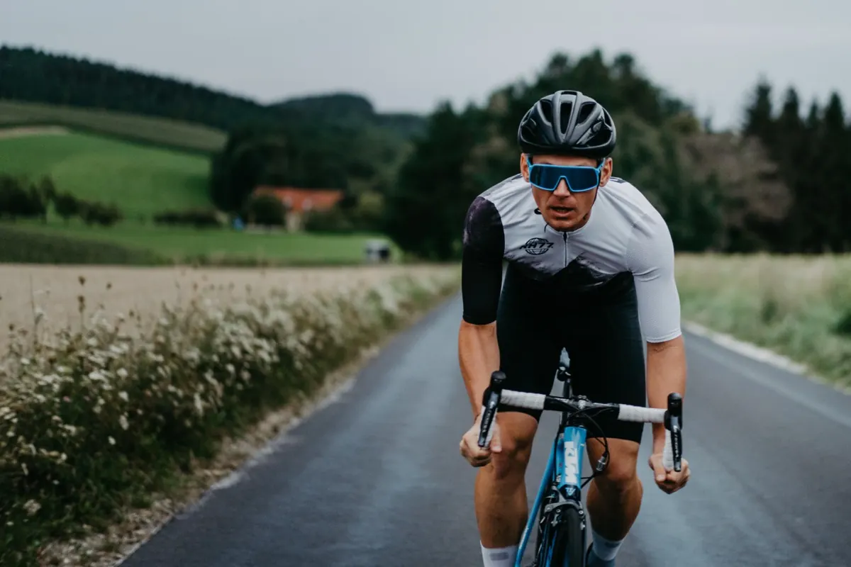 Mario Einödmaier fährt auf dem Rennrad eine Landstraße im Burgenland entlang