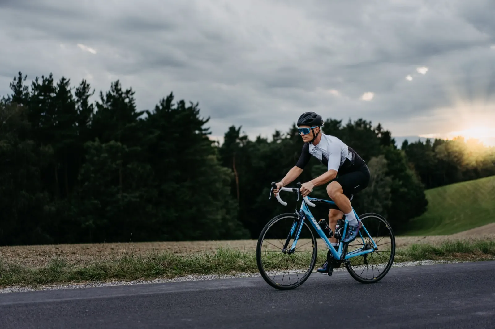 Weite Landstraße mit Feldern im Burgenland, Mario Einödmaier auf dem Rennrad