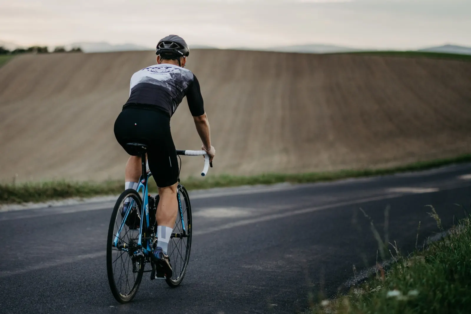 Mario Einödmaier in Fahrt auf dem Rennrad, von hinten aufgenommen